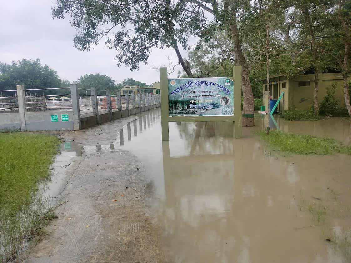 সুন্দরবনের অপেক্ষাকৃত উঁচু এলাকা করমজলও প্লাবিত হয়েছে পশুর নদের জোয়ারে। শনিবার দুপুরে তোলা